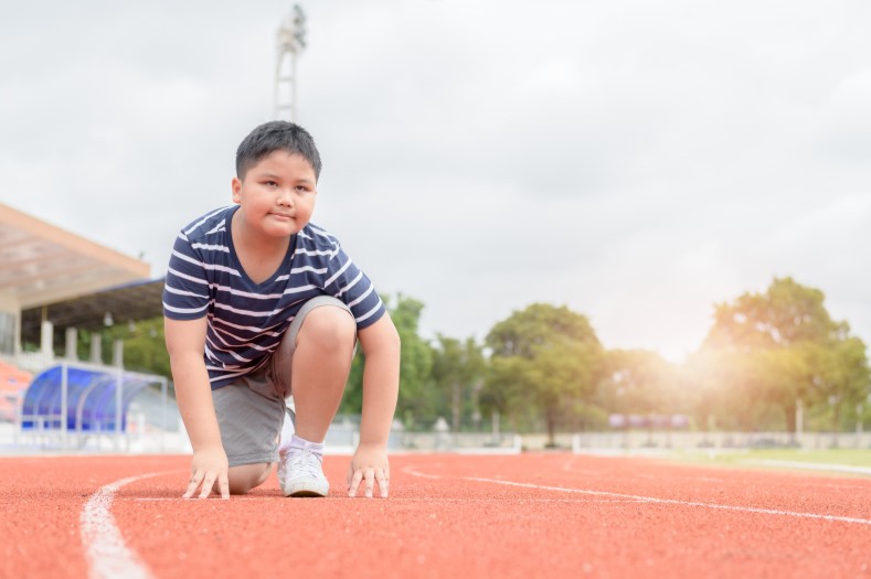 Niño haciendo ejercicio para prevenir la obesidad infantil en Colombia - Cirujano bariátrico Felipe Bernal
