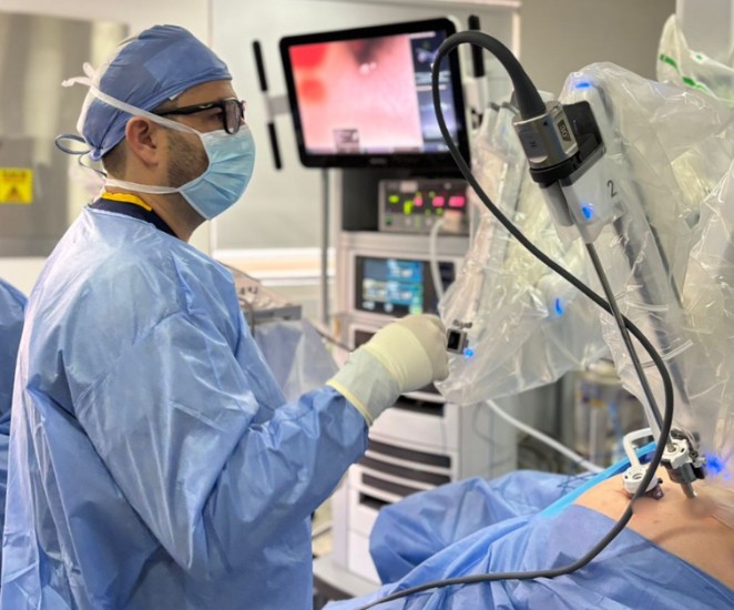 Dr. Felipe Bernal haciendo una cirugía bariátrica robótica de tres incisiones