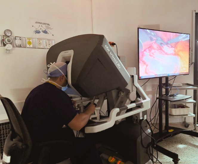 Dr. Felipe Bernal haciendo una cirugía robótica bariátrica de tres incisiones