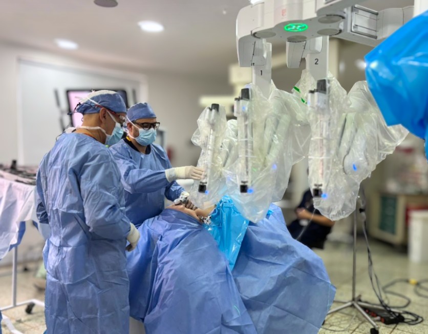 Cirugía bariátrica robótica en Colombia explicada por el Dr. Felipe Bernal