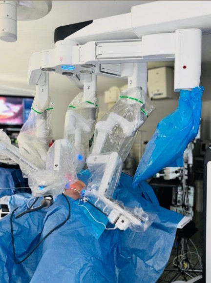 Cirugía robótica bariátrica en Bogotá - Robot Da vinci - carro del paciente - Dr. Felipe Bernal