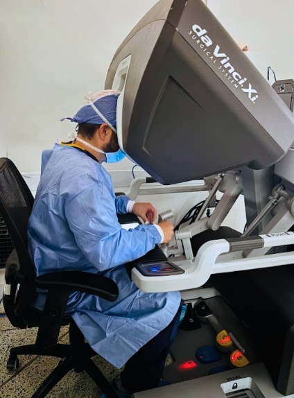 Cirugía robótica bariátrica en Bogotá - Robot Da vinci - consola - Dr. Felipe Bernal