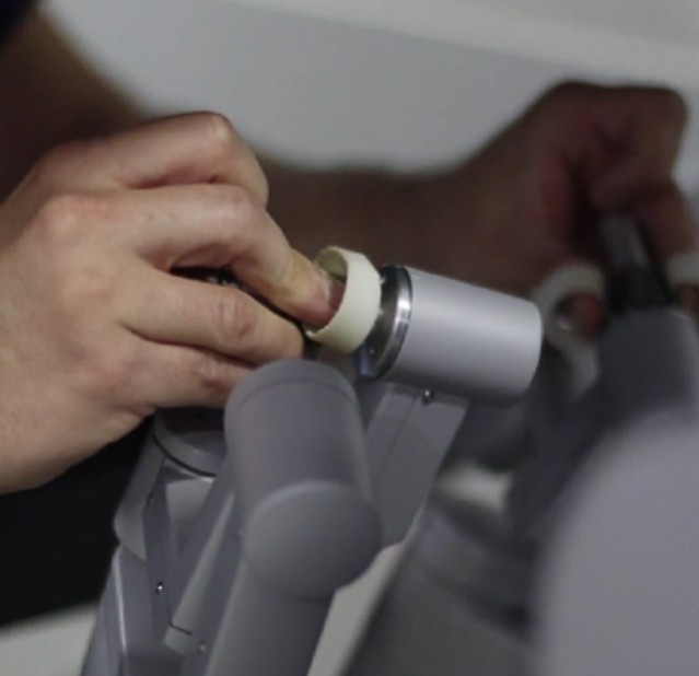 Sistema robótico Da Vinci - Controladores - Cirugía bariátrica robótica en Bogotá - Dr. Felipe Bernal