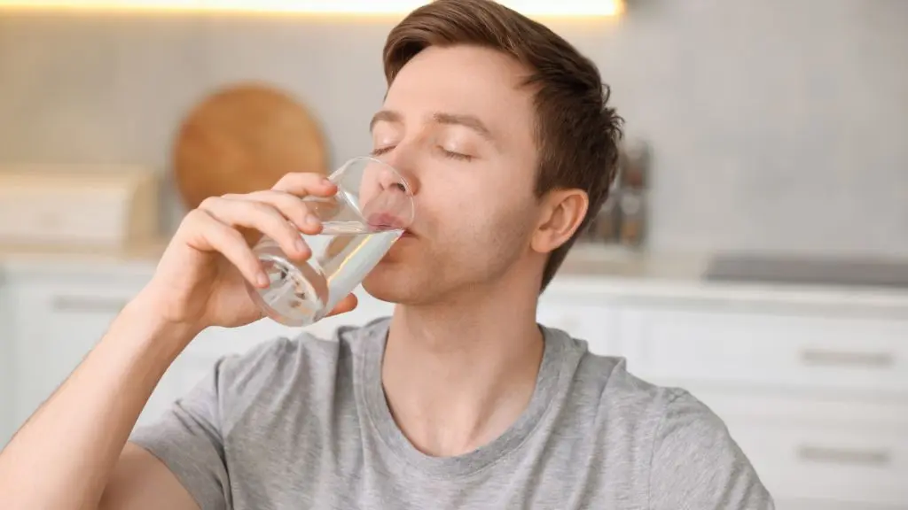5 tips para evitar la reganancia de peso después de la cirugía bariátrica y mantener tus resultados -hombre tomando agua - Dr Felipe Bernal