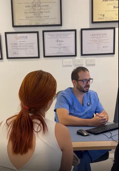 Dr. Felipe Bernal con paciente - Cirujano bariátrico en Bogotá, Colombia
