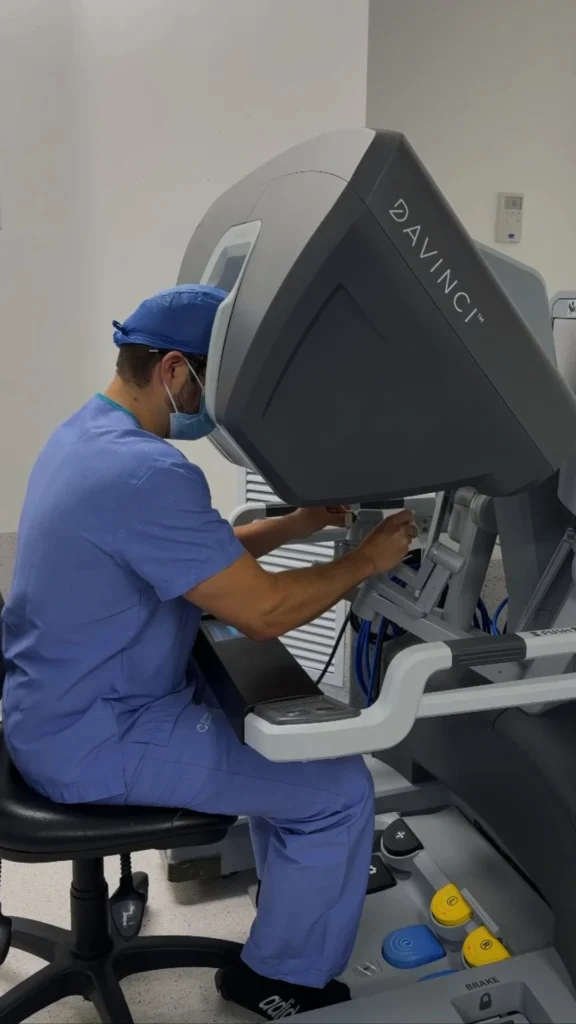 Todos los robots quirúrgicos son iguales Así se diferencia el robot Da Vinci Xi - Dr Felipe Bernal 1
