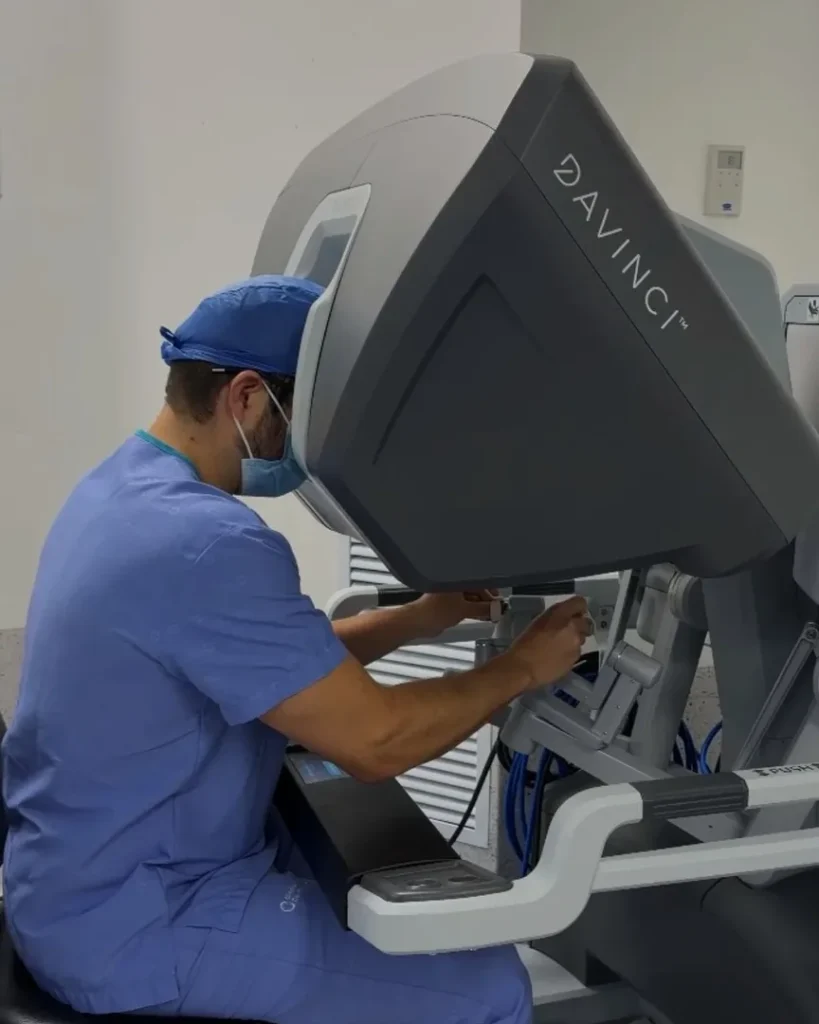 El Dr. Felipe Bernal opera desde la consola del robot Da Vinci en una cirugía bariátrica