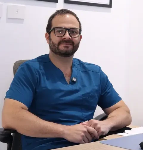 El Dr. Felipe Bernal, cirujano bariátrico, en su consultorio en Bogotá