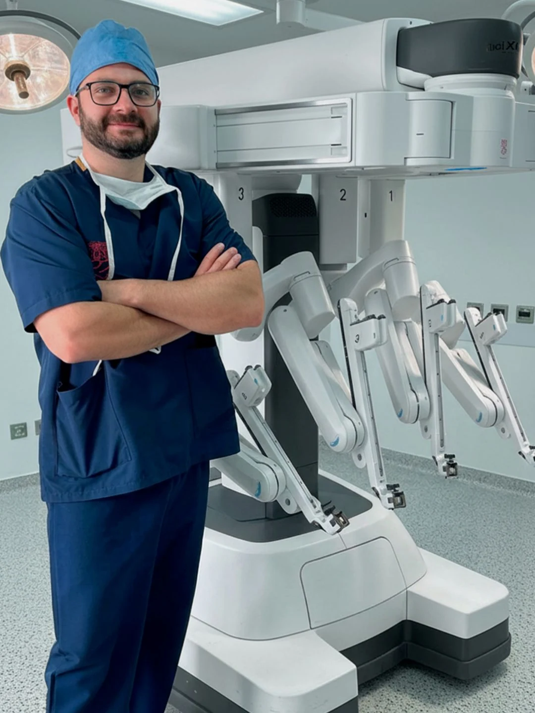 Dr. Felipe Bernal, cirujano bariátrico en Bogotá, junto al robot quirúrgico Da Vinci Xi en el quirófano